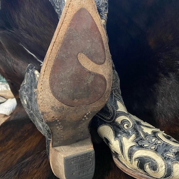 Size 8.5B. In very good condition. - Picture 2 of 3